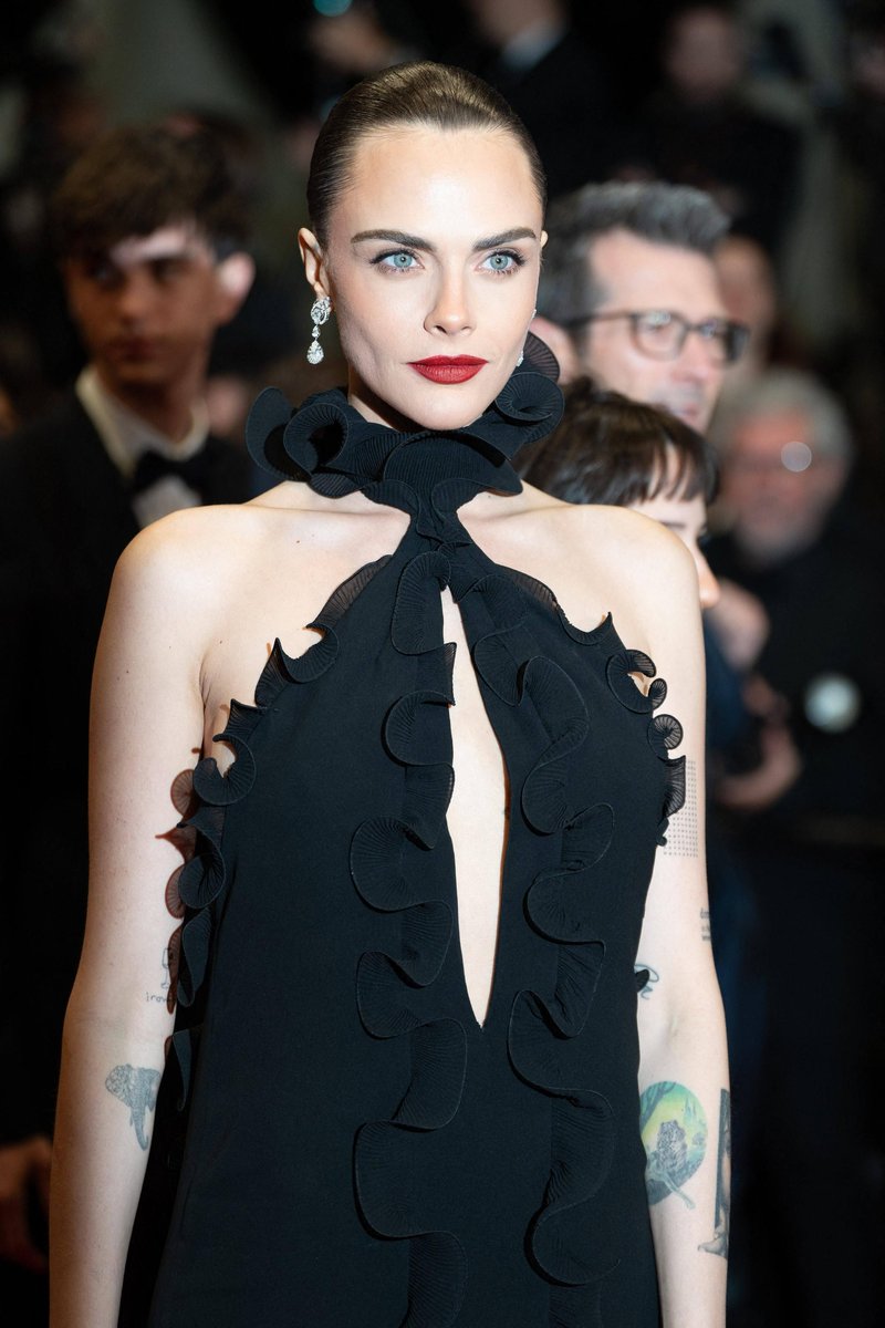 Črna obleka Toma Forda, v kateri je Cara Delevingne zablestela v Cannesu