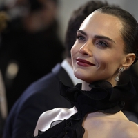 Črna obleka Toma Forda, v kateri je Cara Delevingne zablestela v Cannesu