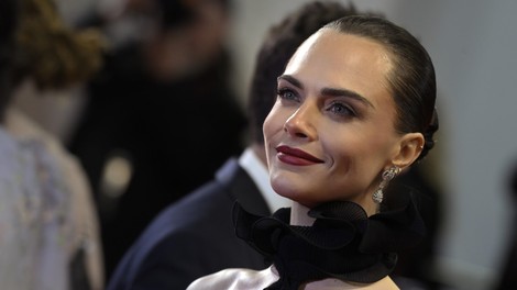 Črna obleka Toma Forda, v kateri je Cara Delevingne zablestela v Cannesu