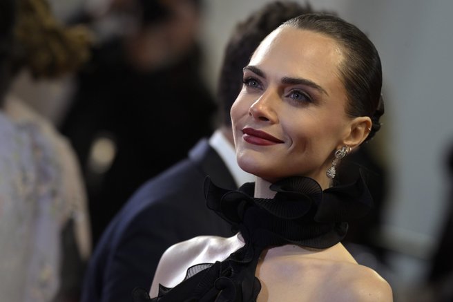 Črna obleka Toma Forda, v kateri je Cara Delevingne zablestela v Cannesu