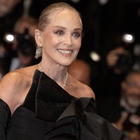 Sharon Stone (68) zablestela v Cannesu, najbolj komentiran pa je bil njen mladosten izgled
