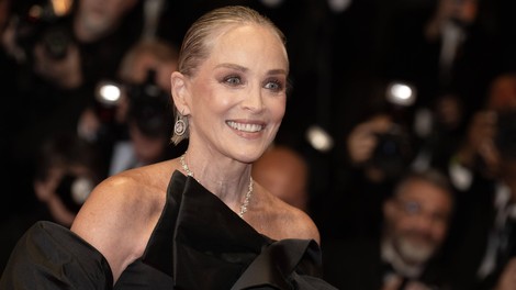 Sharon Stone (68) zablestela v Cannesu, najbolj komentiran pa je bil njen mladosten izgled