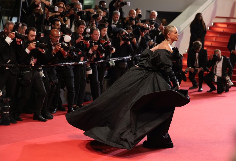 Sharon Stone (68) zablestela v Cannesu, najbolj komentiran pa je bil njen mladosten izgled