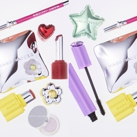 Konec "clean girl" ere: Marc Jacobs Beauty se vrača z barvami in bleščicami