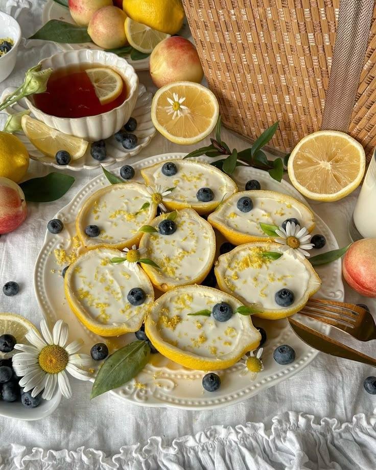 Piknik zmenek je najboljša ideja tega poletja: hrana, lokacije, pripomočki in stajlingi, ki bodo poskrbeli za popoln dan v dvoje
