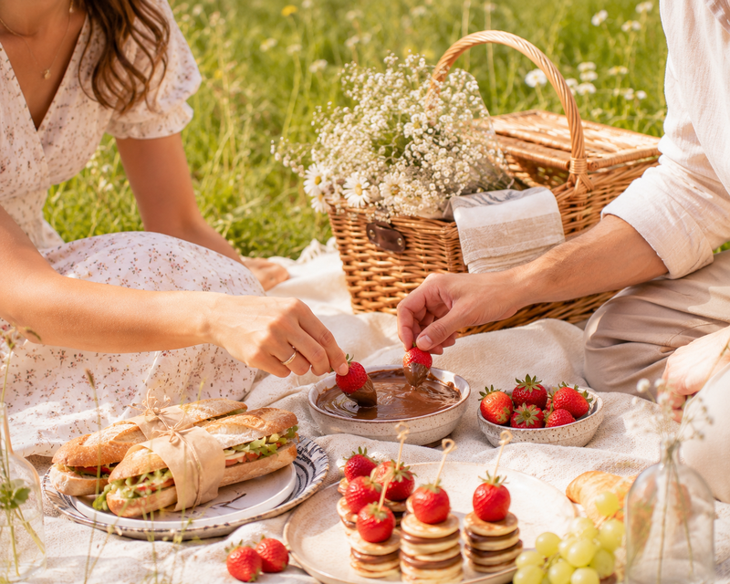 Piknik zmenek je najboljša ideja tega poletja: hrana, lokacije, pripomočki in stajlingi, ki bodo poskrbeli za popoln dan v dvoje
