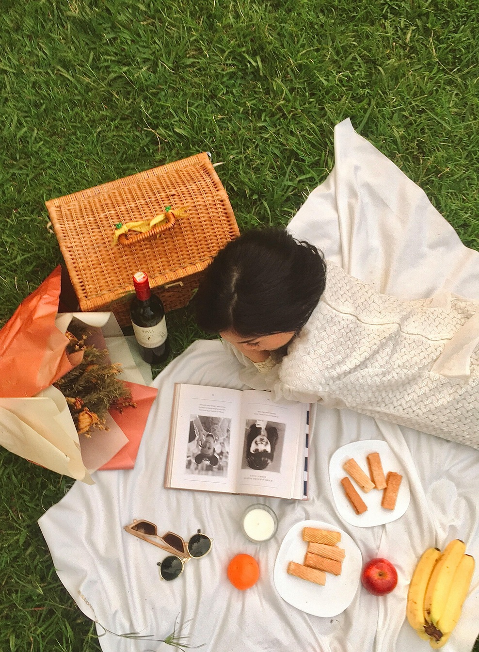 Piknik zmenek je najboljša ideja tega poletja: hrana, lokacije, pripomočki in stajlingi, ki bodo poskrbeli za popoln dan v dvoje (foto: Unsplash)