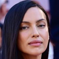 Irina Shayk navdušila z modno izbiro, ki pristaja skoraj vsem (to je barva sandalov, ki bo zaznamovala poletje)