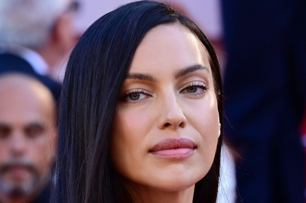 Irina Shayk navdušila z modno izbiro, ki pristaja skoraj vsem (to je barva sandalov, ki bo zaznamovala poletje) (foto: Profimedia)