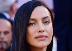 Irina Shayk navdušila z modno izbiro, ki pristaja skoraj vsem (to je barva sandalov, ki bo zaznamovala poletje)
