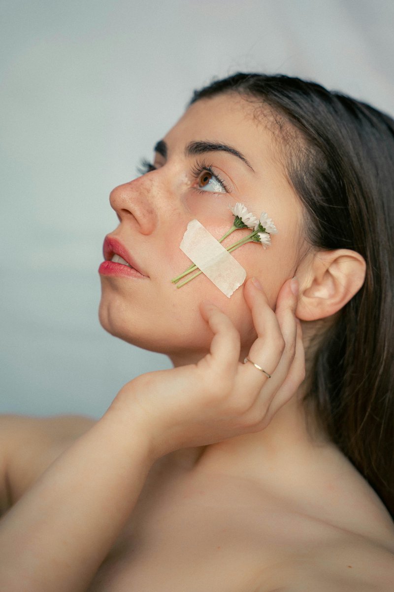 Zakaj "anti-aging" ni več kul? TikTok ga zdaj zamenjuje s "skin longevity"