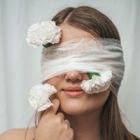 Zakaj "anti-aging" ni več kul? TikTok ga zdaj zamenjuje s "skin longevity"