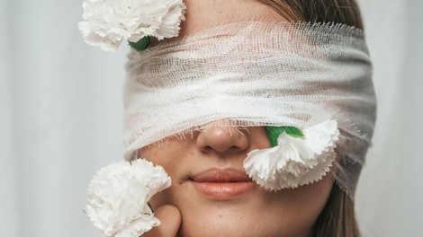Zakaj "anti-aging" ni več kul? TikTok ga zdaj zamenjuje s "skin longevity"