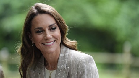 En suknjič, nešteto kombinacij: Kate Middleton nosi model, ki ga bomo oboževale to poletje