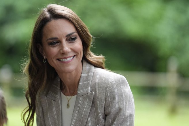 En suknjič, nešteto kombinacij: Kate Middleton nosi model, ki ga bomo oboževale to poletje