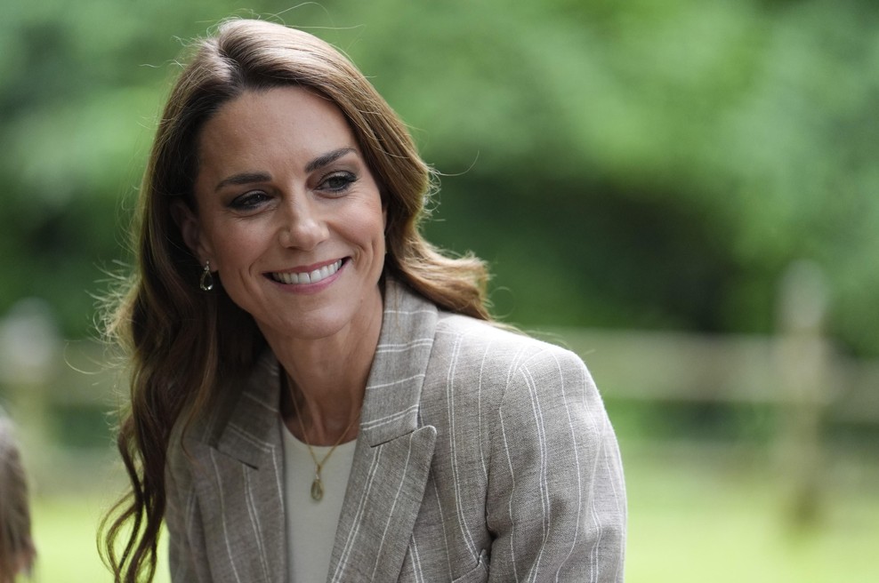En suknjič, nešteto kombinacij: Kate Middleton nosi model, ki ga bomo oboževale to poletje (foto: Profimedia)