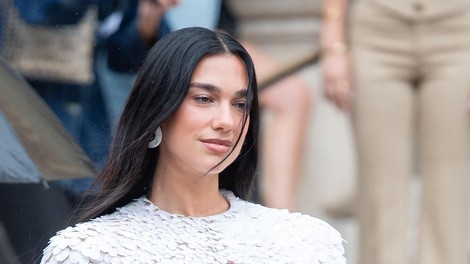 Dua Lipa: Z neobičajno izbiro poročne obleke obudila nov trend