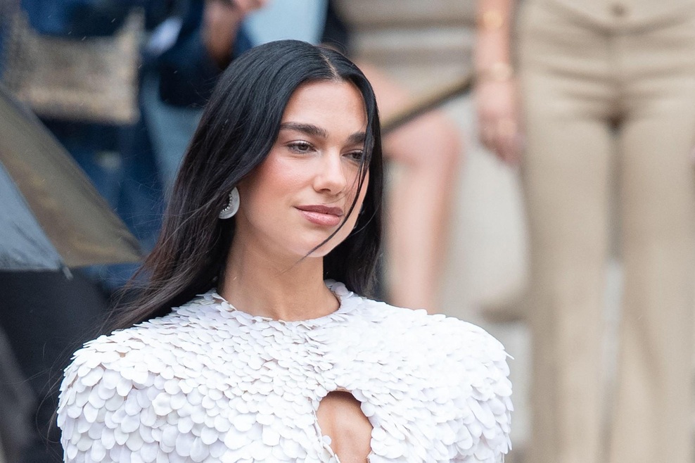 Dua Lipa: Z neobičajno izbiro poročne obleke obudila nov trend (foto: Profimedia)