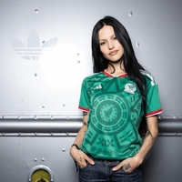 Adidas ima nov modni hit, ki ga modne navdušenke ne morejo nehati nositi