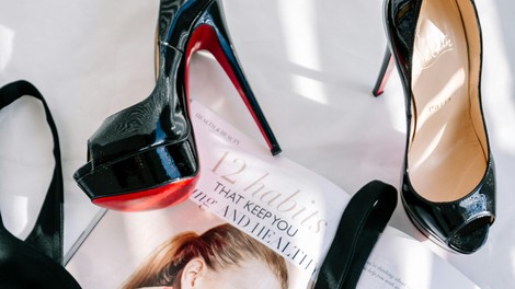 Kako je zaradi srečnega naključja nastal rdeči podplat čevljev Louboutin?