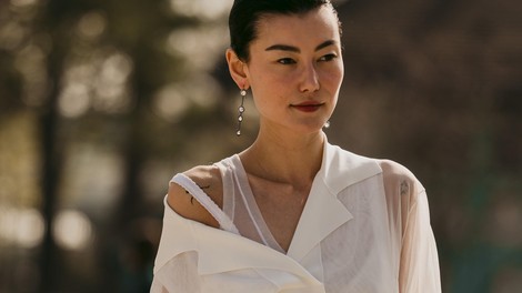 Bela lanena srajca je najboljša poletna klasika: 5 elegantnih modelov, ki jih obožujemo