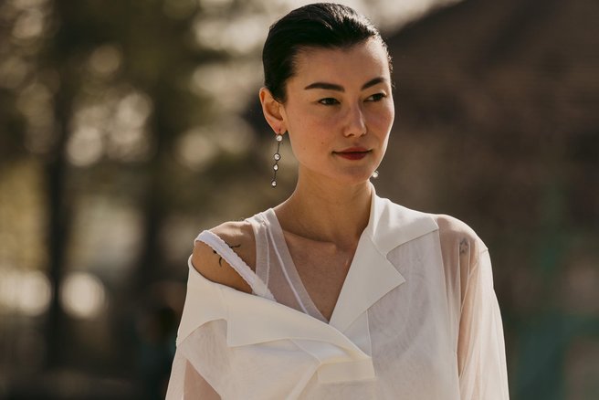 Bela lanena srajca je najboljša poletna klasika: 5 elegantnih modelov, ki jih obožujemo
