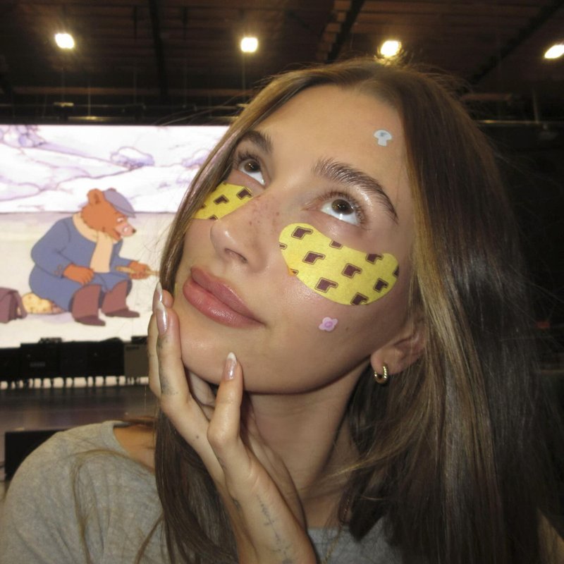 Hailey Bieber vsako jutro popije "shot" kozarček tega (pravi, da gre za naravni detox)