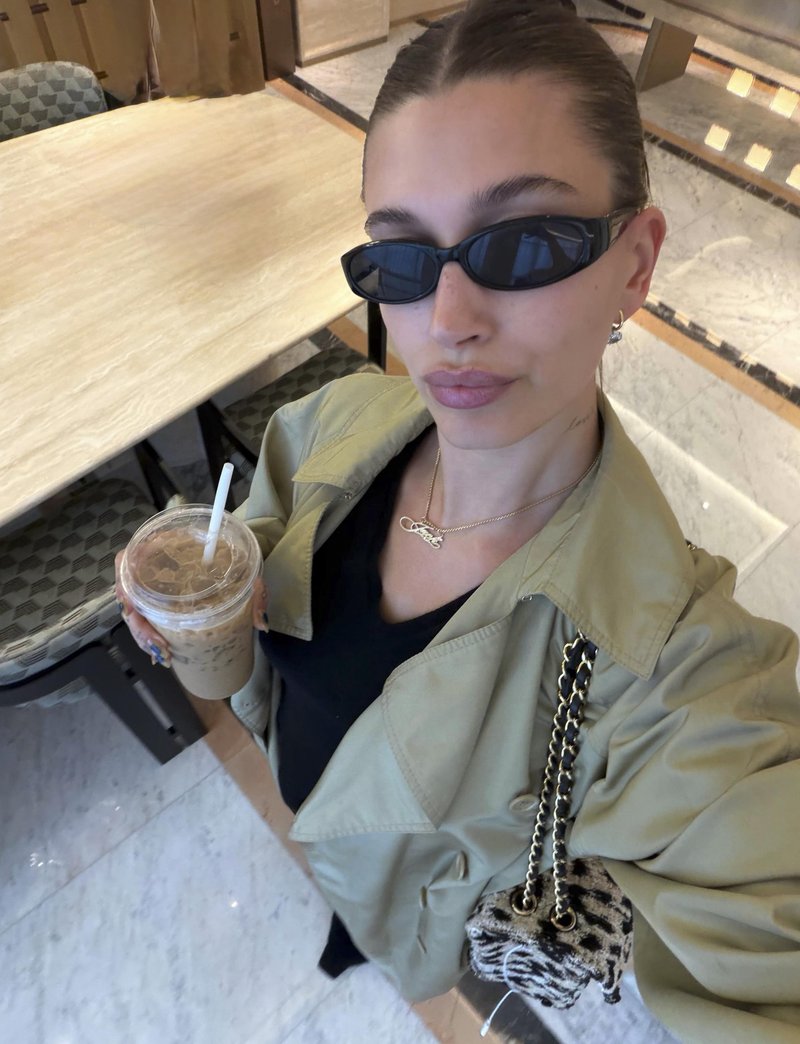 Hailey Bieber vsako jutro popije "shot" kozarček tega (pravi, da gre za naravni detox)
