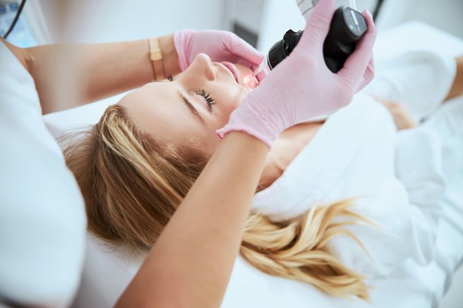 Ta znak na koži opozarja na bolezni srca, svarijo dermatologi