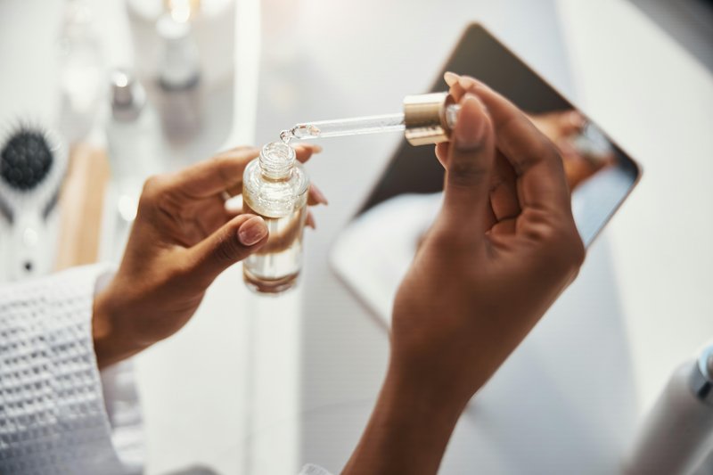 Volufiline: TikTok ga imenuje "filler v steklenički", dermatologi razkrivajo resnico