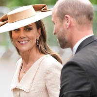Kate Middleton na poroki: največ pozornosti ni pritegnila obleka, temveč dodatek za smešno nizko ceno