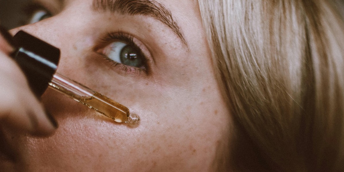 Volufiline: TikTok ga imenuje "filler v steklenički", dermatologi razkrivajo resnico