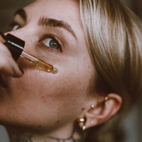 Volufiline: TikTok ga imenuje "filler v steklenički", dermatologi razkrivajo resnico
