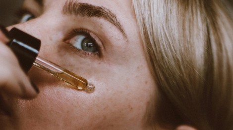 Volufiline: TikTok ga imenuje "filler v steklenički", dermatologi razkrivajo resnico