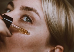 Volufiline: TikTok ga imenuje "filler v steklenički", dermatologi razkrivajo resnico