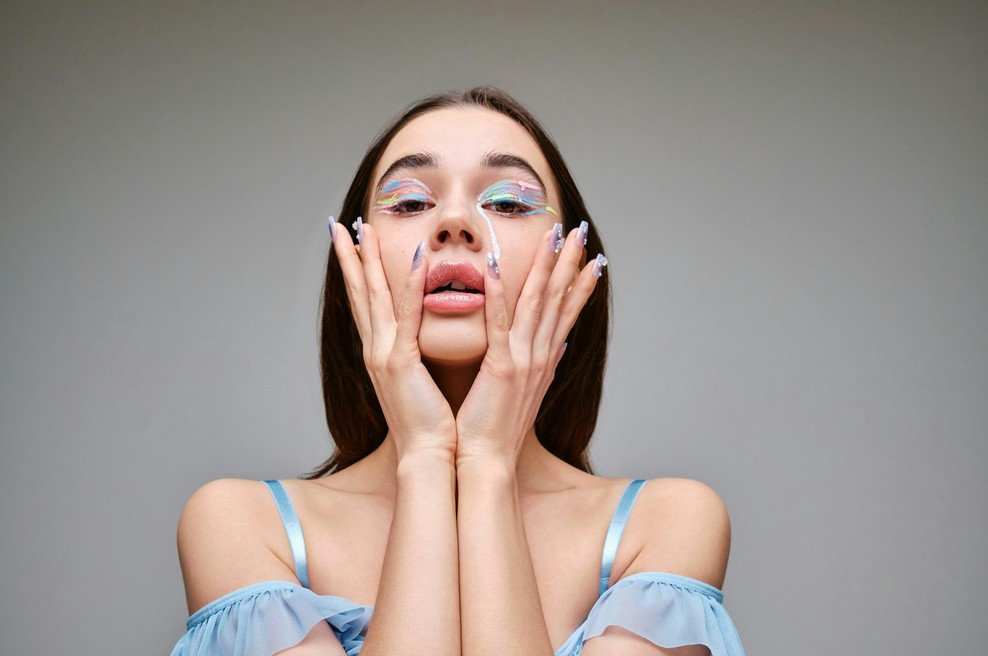 Klasičen french je dolgočasen: ta pikantna različica bo top sprememba za poletje (foto: Unsplash)