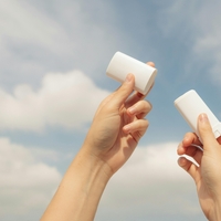 Dezodorant ali antiperspirant? Poleti je razlika pomembnejša, kot si mislite