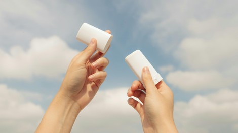 Dezodorant ali antiperspirant? Poleti je razlika pomembnejša, kot si mislite