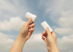 Dezodorant ali antiperspirant? Poleti je razlika pomembnejša, kot si mislite