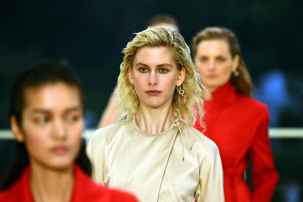 Med modeli, ki so predstavili novo Hermèsovo kolekcijo, je bila tudi slovenska manekenka Sofia Šoškić, prejemnica nagrade ELLE Style Awards …