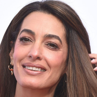 Pozabljeni trend se vrača v modo: Amal Clooney navdušila z eno najbolj elegantnih različic