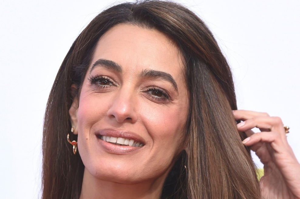 Pozabljeni trend se vrača v modo: Amal Clooney navdušila z eno najbolj elegantnih različic (foto: Profimedia)