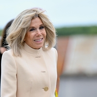Ne prosojno obleko, Brigitte Macron sredi morja čez nebeško modre kopalke nosi ta popoln kos