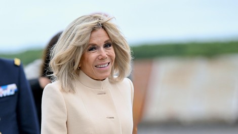 Ne prosojno obleko, Brigitte Macron sredi morja čez nebeško modre kopalke nosi ta popoln kos