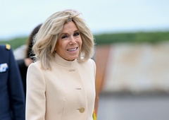 Ne prosojno obleko, Brigitte Macron sredi morja čez nebeško modre kopalke nosi ta popoln kos
