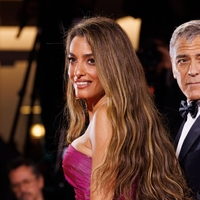Pozabljeni trend se vrača v modo: Amal Clooney navdušila z eno najbolj elegantnih različic