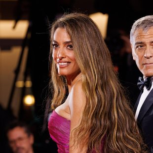Pozabljeni trend se vrača v modo: Amal Clooney navdušila z eno najbolj elegantnih različic