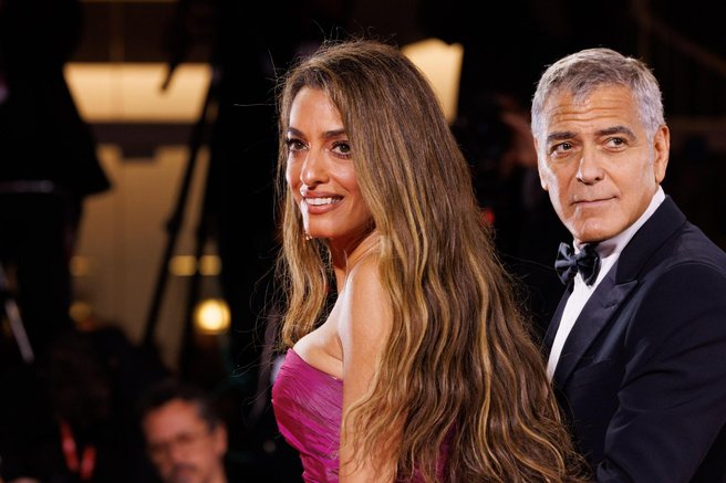 Pozabljeni trend se vrača v modo: Amal Clooney navdušila z eno najbolj elegantnih različic
