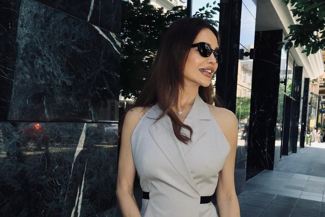 Severina delila fotografijo v obleki, ki izgleda preprosta, dokler je ne vidite od zadaj