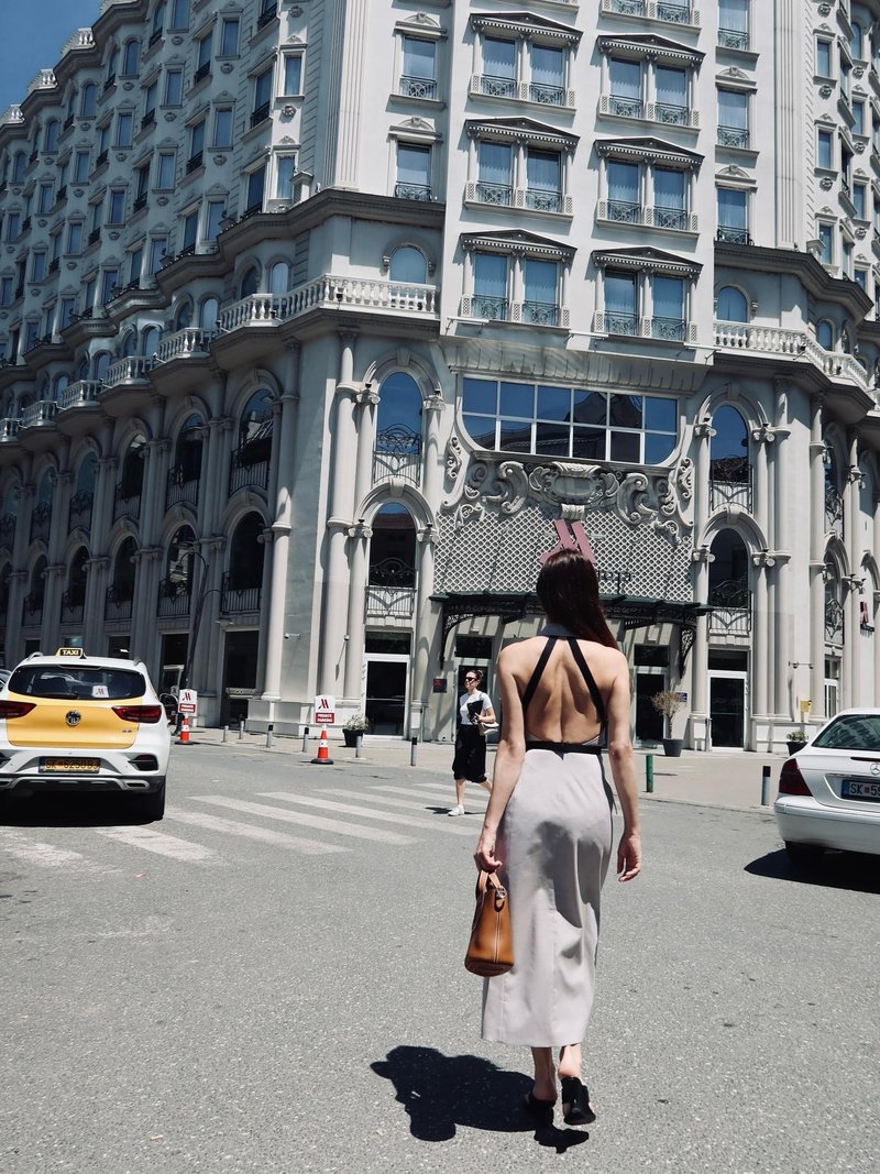 Severina delila fotografijo v obleki, ki izgleda preprosta, dokler je ne vidite od zadaj